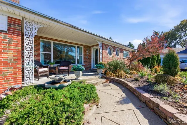 $575,000 | 5904 Crane Circle, St. Louis, MO 63109