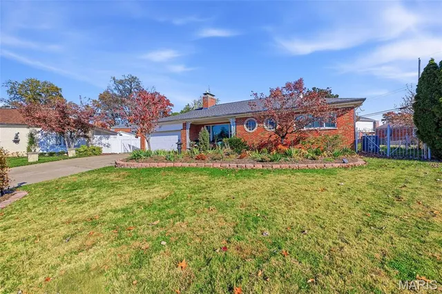 $575,000 | 5904 Crane Circle, St. Louis, MO 63109