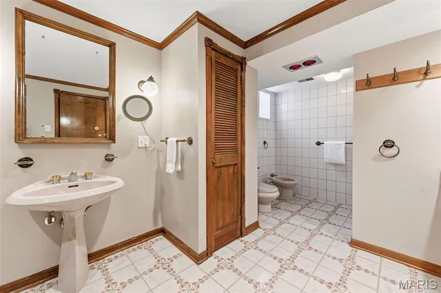 $575,000 | 5904 Crane Circle, St. Louis, MO 63109