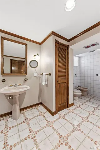 $575,000 | 5904 Crane Circle, St. Louis, MO 63109