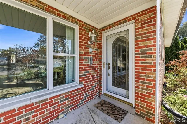 $575,000 | 5904 Crane Circle, St. Louis, MO 63109