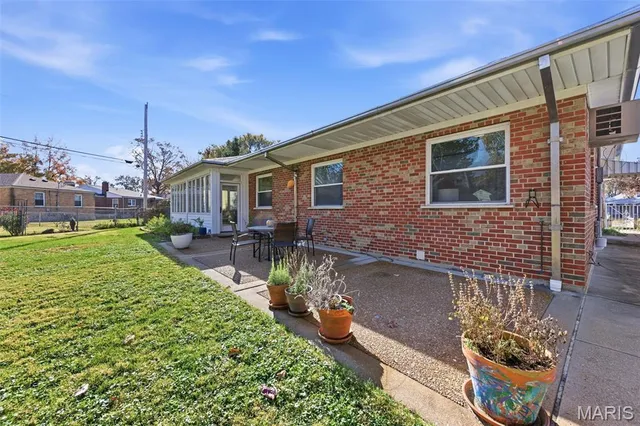 $575,000 | 5904 Crane Circle, St. Louis, MO 63109