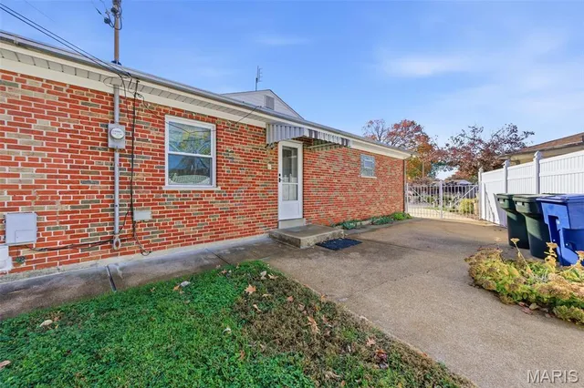 $575,000 | 5904 Crane Circle, St. Louis, MO 63109