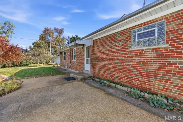 $575,000 | 5904 Crane Circle, St. Louis, MO 63109