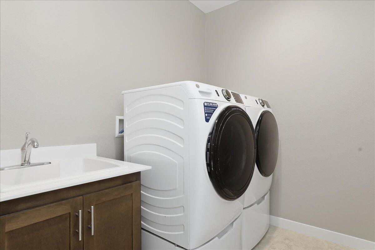 73721 Raphael Drive Palm Desert, CA 92211 - Photo 21 of 54 a utility room with dryer and washer