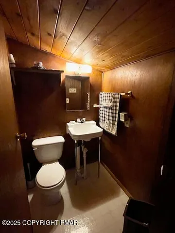 $725,000 | 12 Pine Beach Road, Lakeville, PA 18438