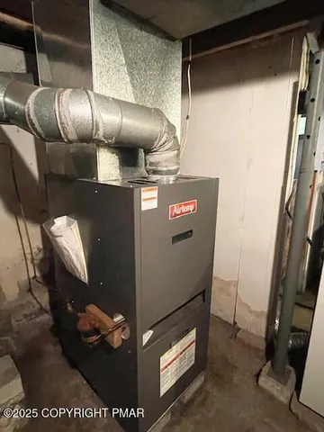 $725,000 | 12 Pine Beach Road, Lakeville, PA 18438