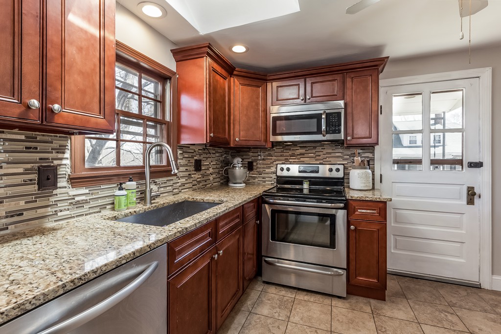 24 Hobamack Road Weymouth, MA 02191 - Photo 18 of 30 Gallery Image 18