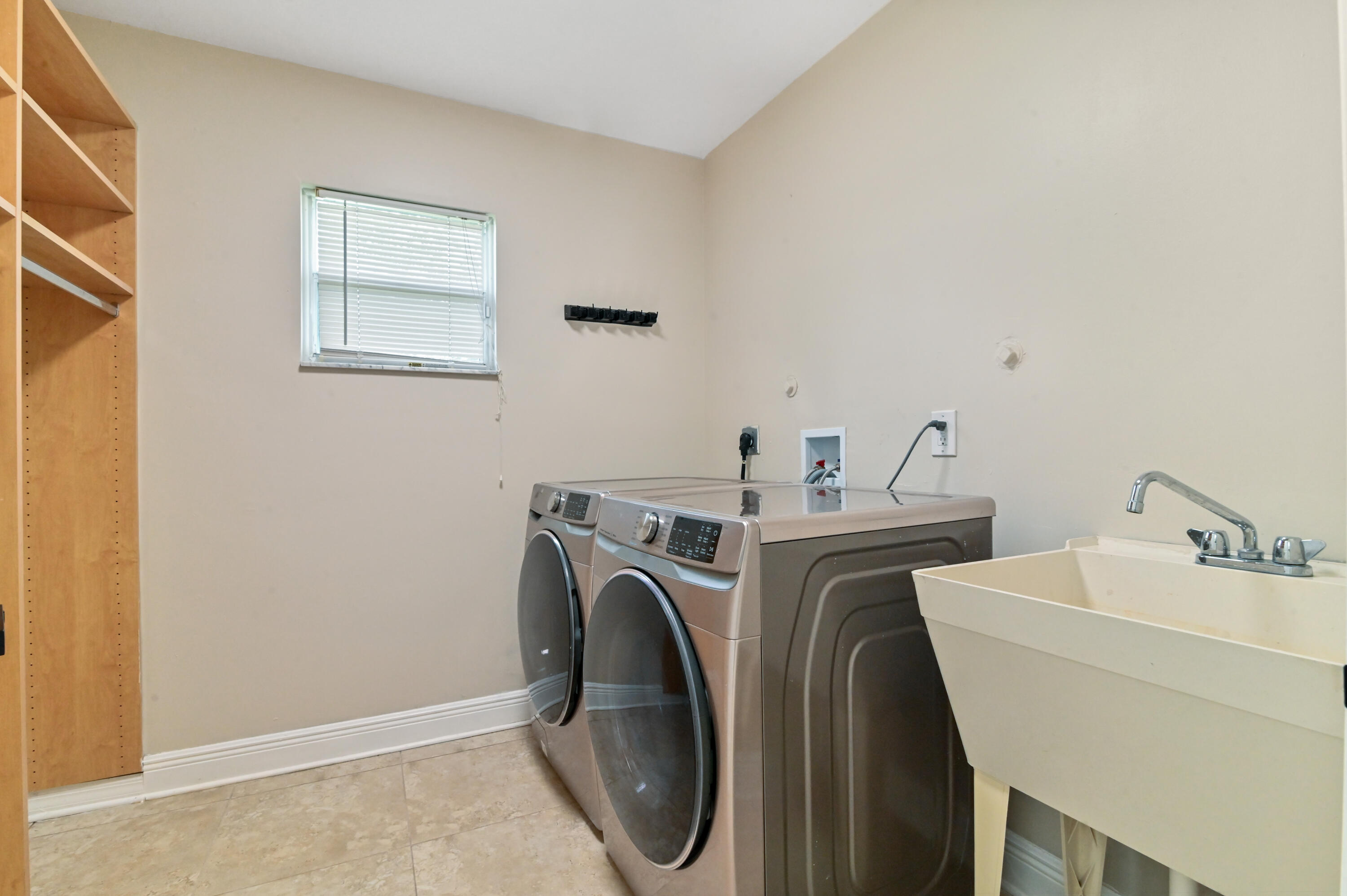 17674 33rd Road North Loxahatchee, FL 33470 - Photo 11 of 43 16 laundry room 01