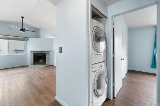 a view of a livingroom with washer and dryer