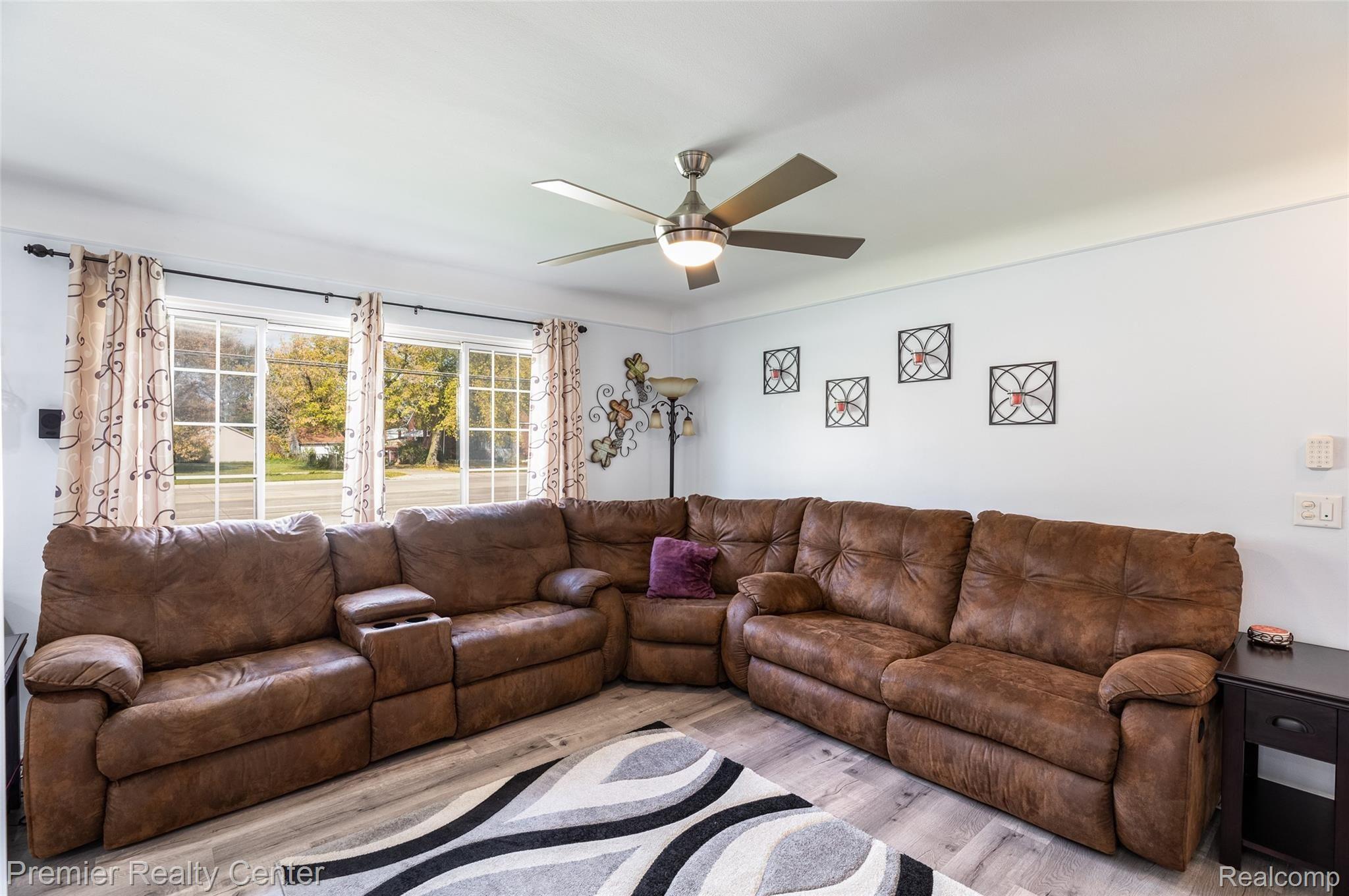 13078 13 Mile Road Warren, MI 48088 - Photo 13 of 32 14.Living