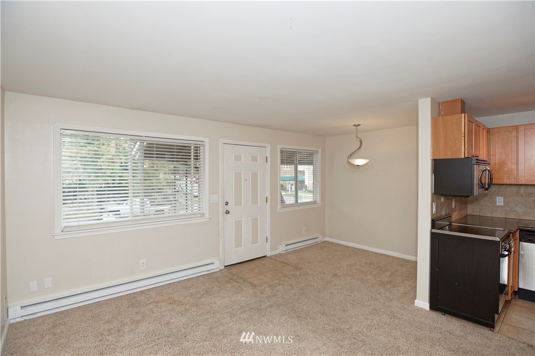604 North 3rd Street, Unit 7 Tacoma, WA 98403 - Photo 3 of 11 an empty room with windows & cabinet