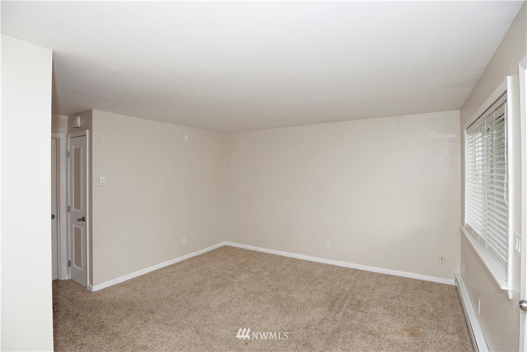 604 North 3rd Street, Unit 7 Tacoma, WA 98403 - Photo 7 of 11 an empty room with windows