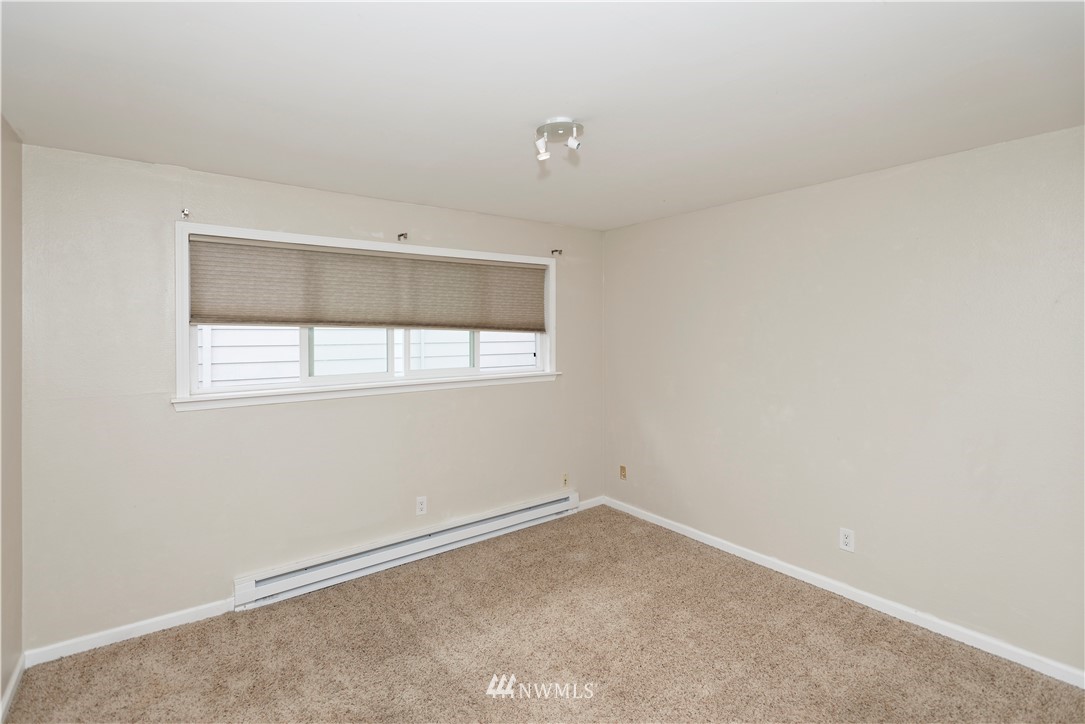 604 North 3rd Street, Unit 7 Tacoma, WA 98403 - Photo 8 of 11 an empty room with a window