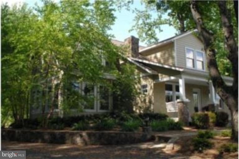 2712 Chain Bridge Road Vienna, VA 22181 - Photo 2 of 30 Beautifully landscaped