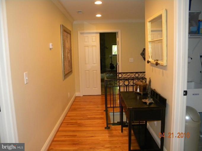 2712 Chain Bridge Road Vienna, VA 22181 - Photo 18 of 30 Hallway