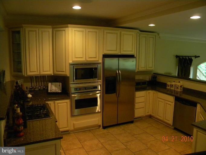 2712 Chain Bridge Road Vienna, VA 22181 - Photo 21 of 30 Kitchen
