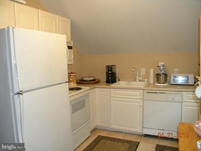2712 Chain Bridge Road Vienna, VA 22181 - Photo 25 of 30 Apartment Kitchen