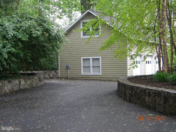 2712 Chain Bridge Road Vienna, VA 22181 - Photo 29 of 30 Garage 1