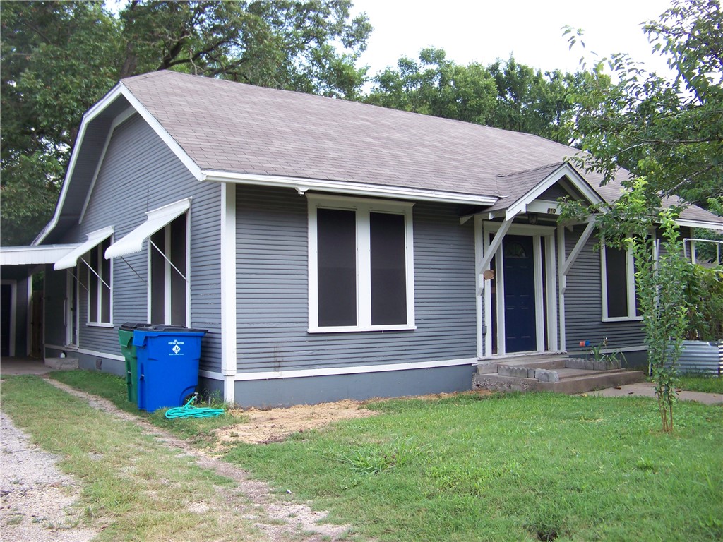 a view of a house with backyard and garden