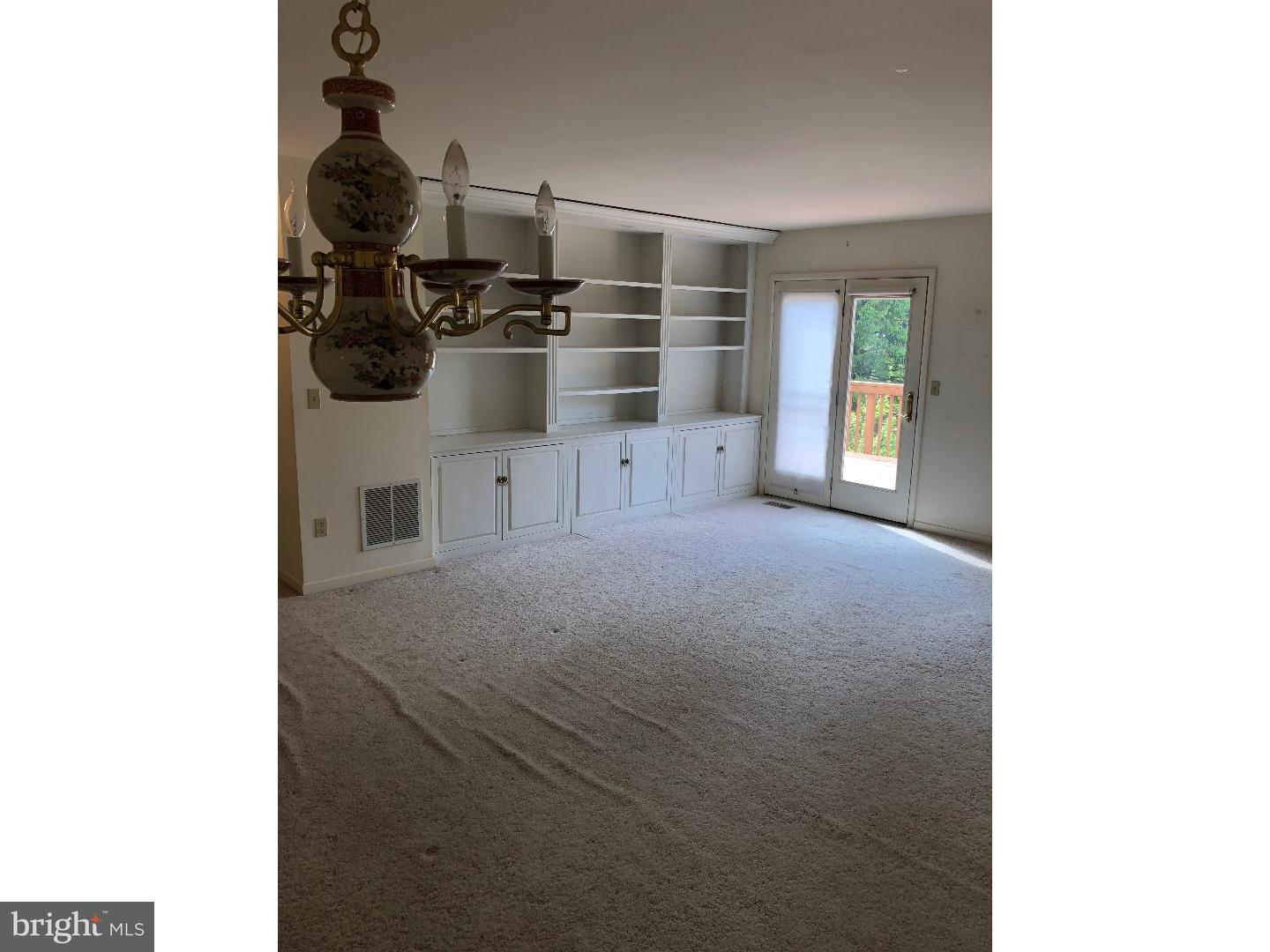 2724 Madison Avenue Bethlehem, PA 18017 - Photo 5 of 13 Living Room