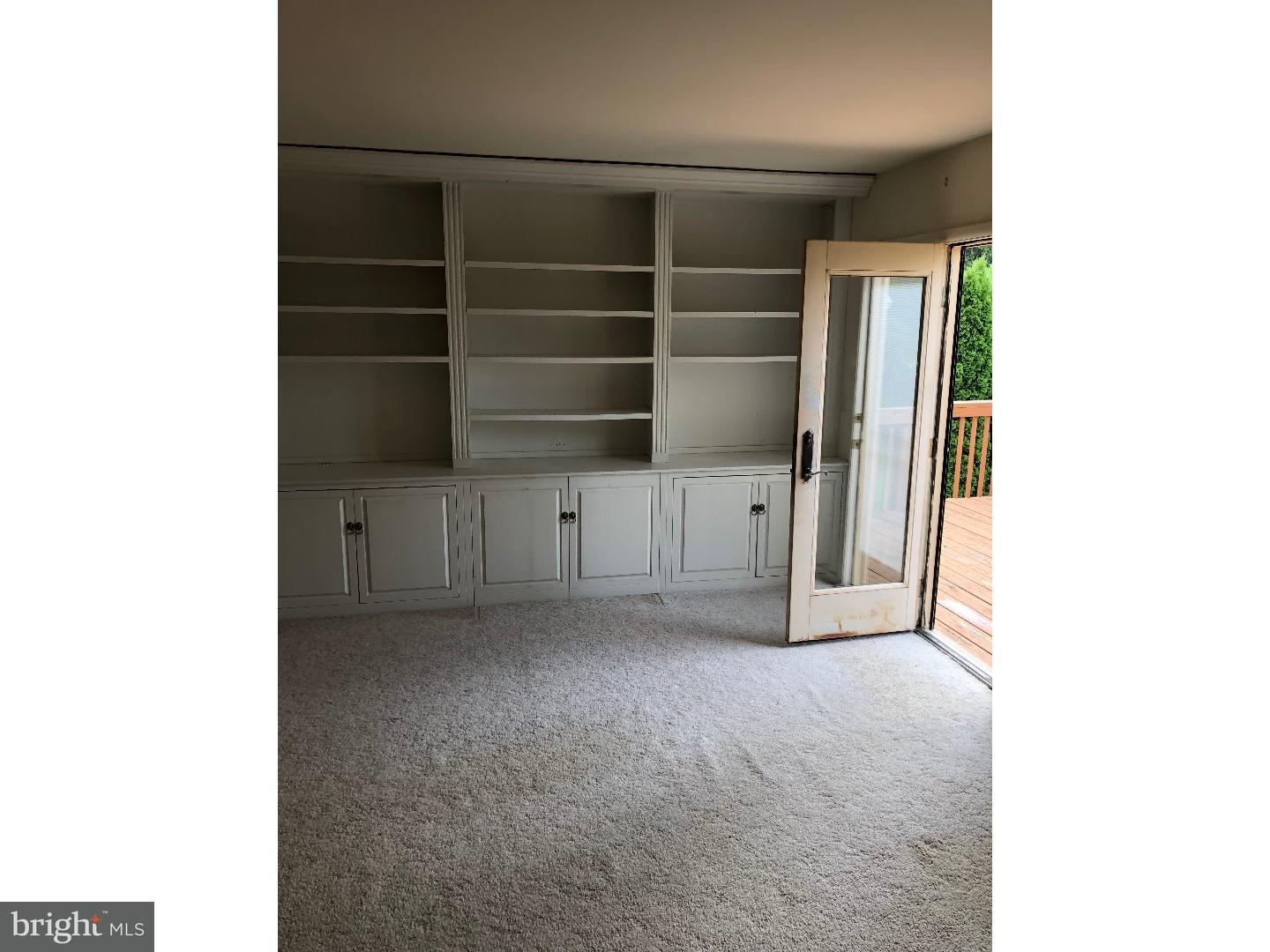 2724 Madison Avenue Bethlehem, PA 18017 - Photo 6 of 13 Living Room