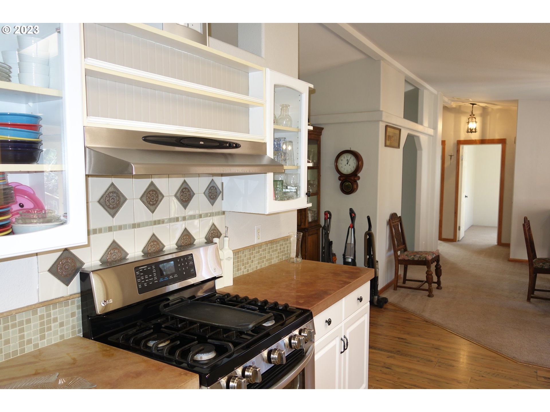 182 Bates Road White Salmon, WA 98672 - Photo 13 of 38 a kitchen with stove and cabinets