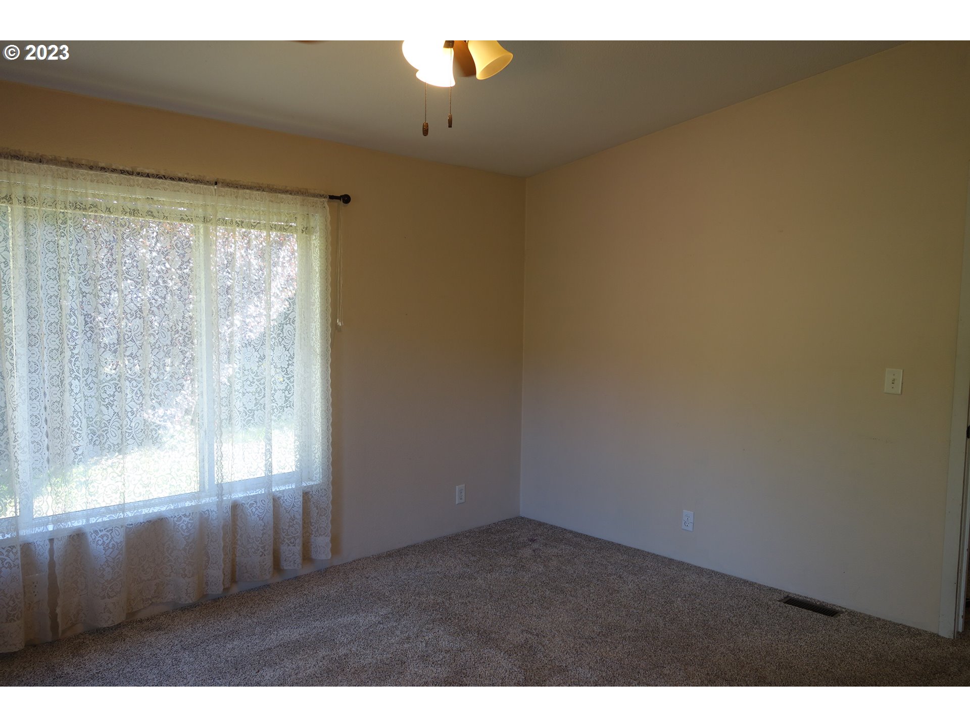 182 Bates Road White Salmon, WA 98672 - Photo 17 of 38 a view of an empty room and window