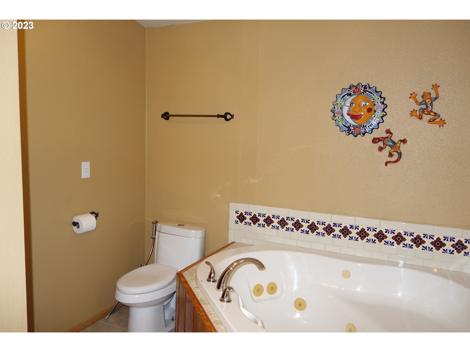 182 Bates Road White Salmon, WA 98672 - Photo 20 of 38 a bathroom with a toilet and a shower