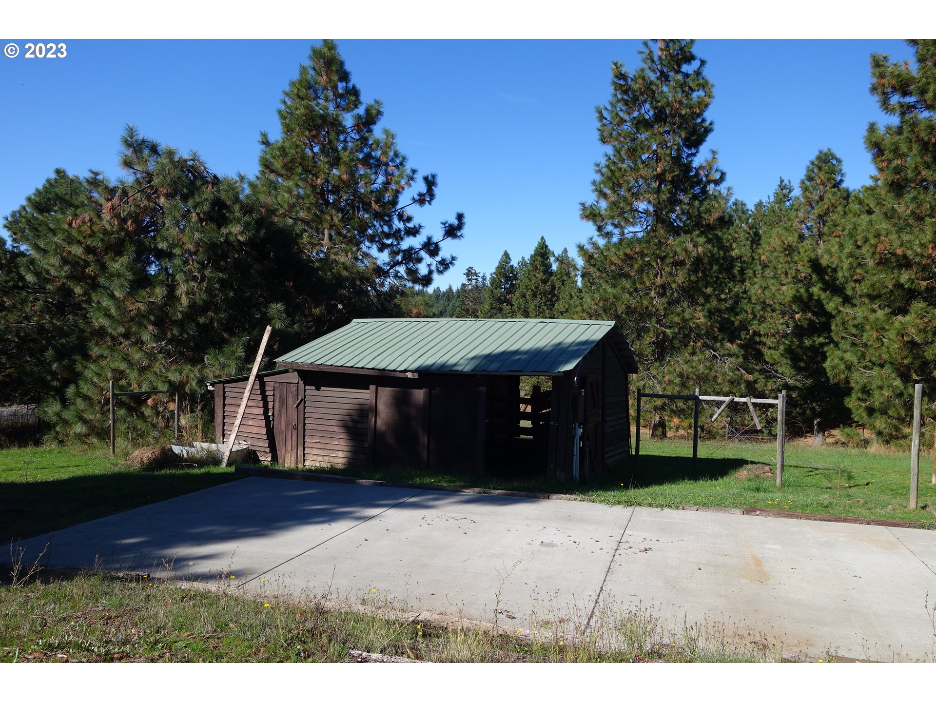 182 Bates Road White Salmon, WA 98672 - Photo 28 of 38 a view of a house with a yard