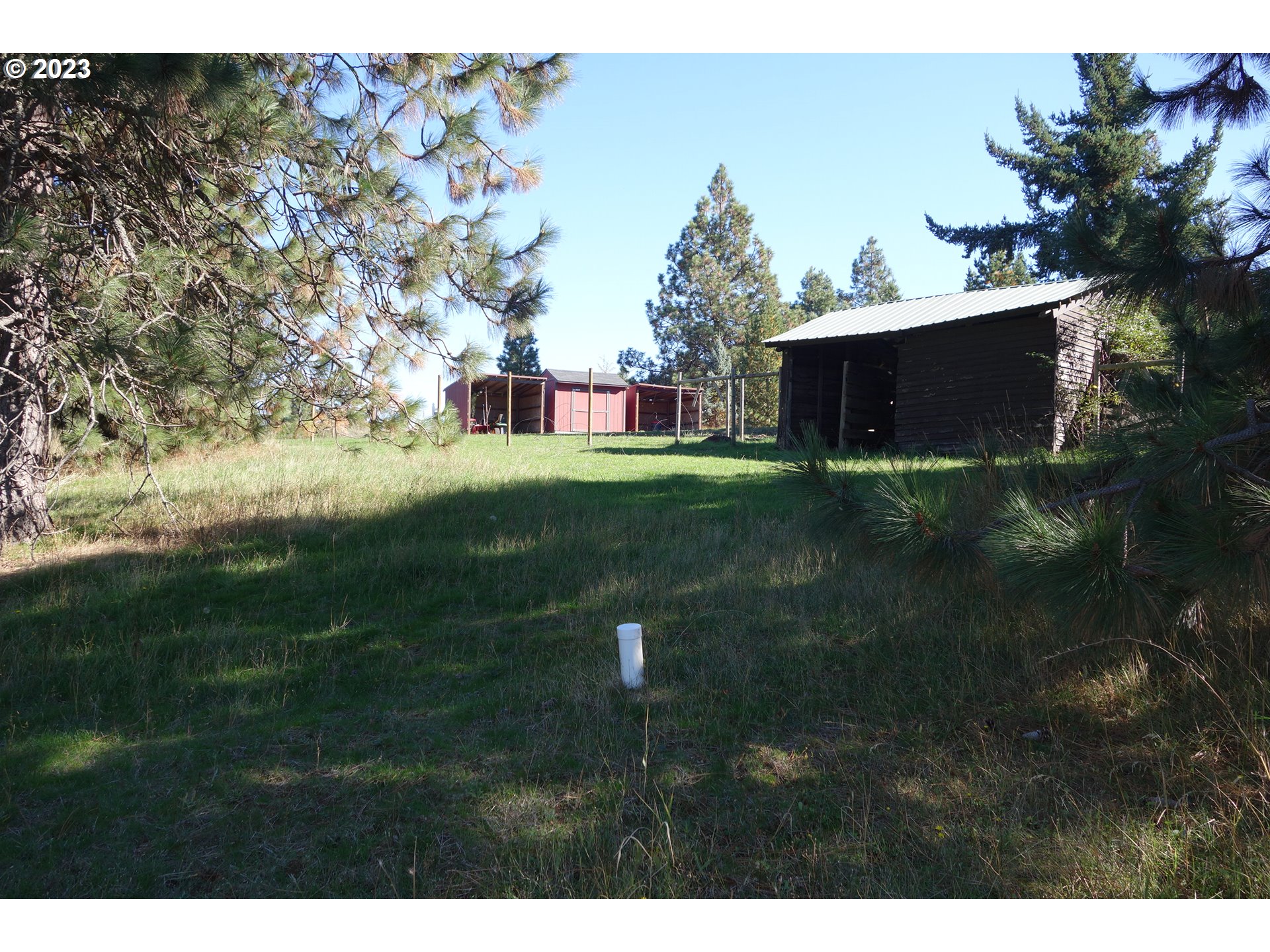 182 Bates Road White Salmon, WA 98672 - Photo 30 of 38 a backyard of a house with lots of green space
