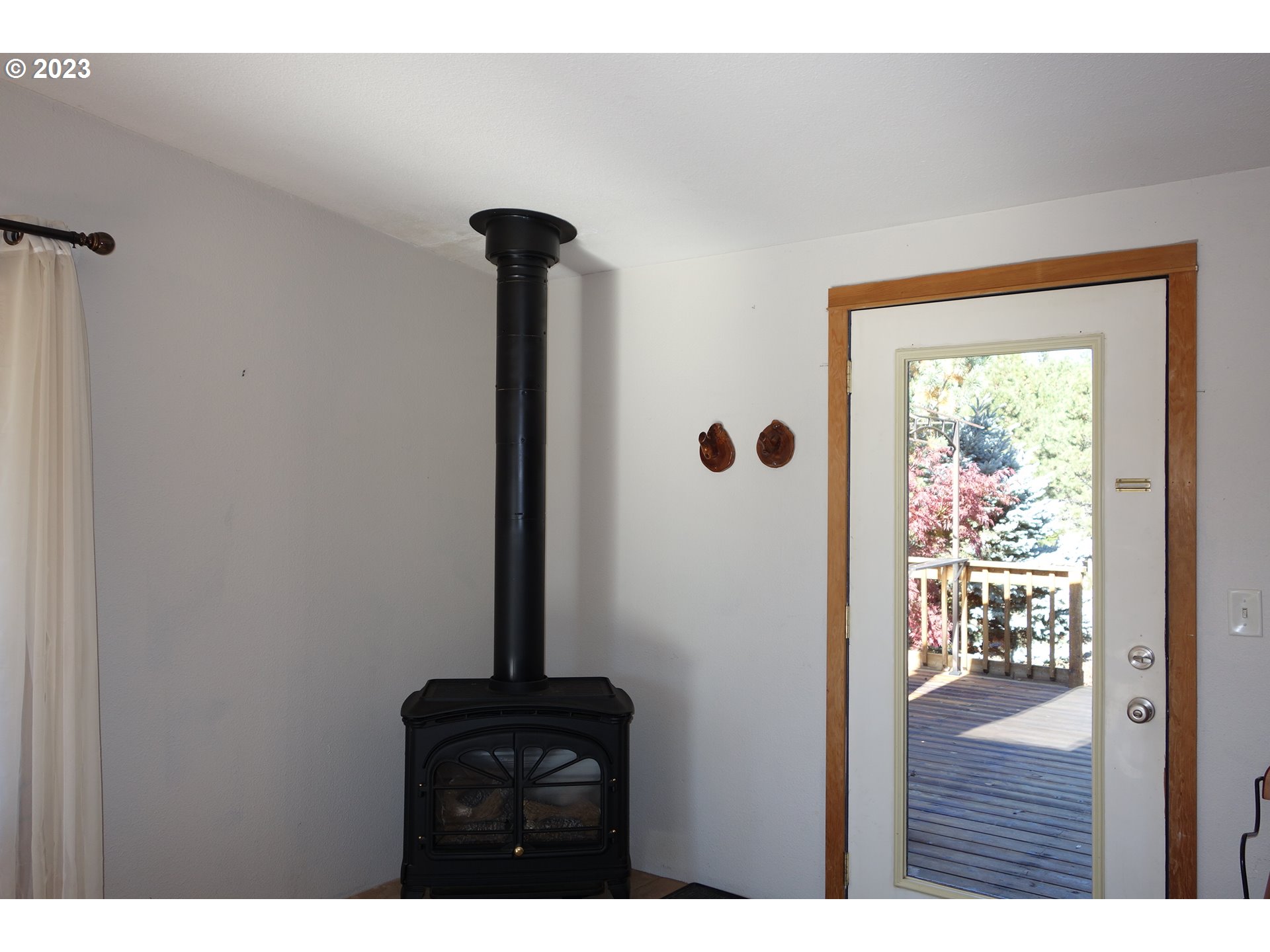 182 Bates Road White Salmon, WA 98672 - Photo 6 of 38 a view of hallway with wooden floor
