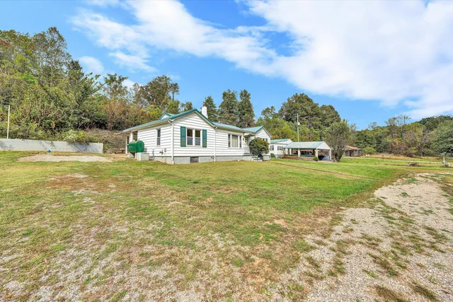 a view of house with garden and trees