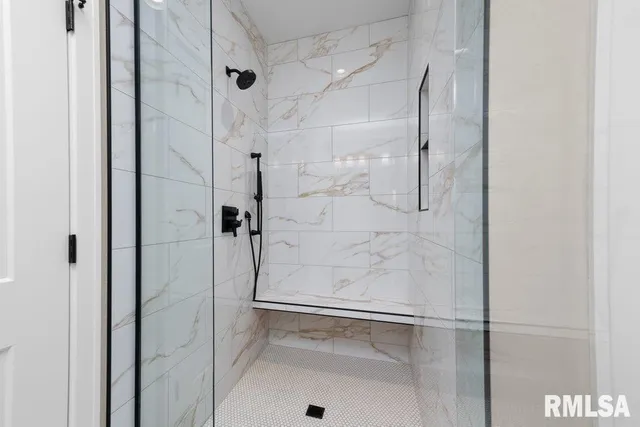 $729,900 | 7123 Alvie Lane, Bettendorf, IA 52722