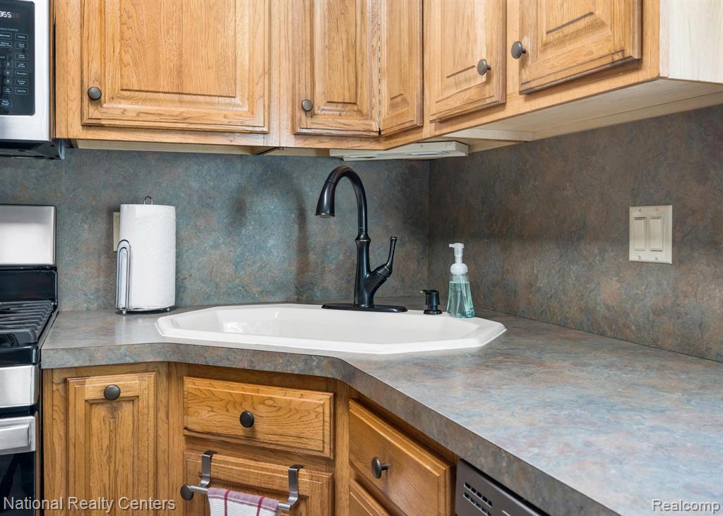 9112 Henry Ruff Road Livonia, MI 48150 - Photo 9 of 32 Gallery Image 9