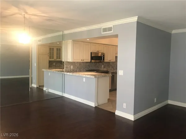 $1,850 | 205 East Harmon Avenue, Unit 405, Las Vegas, NV 89169