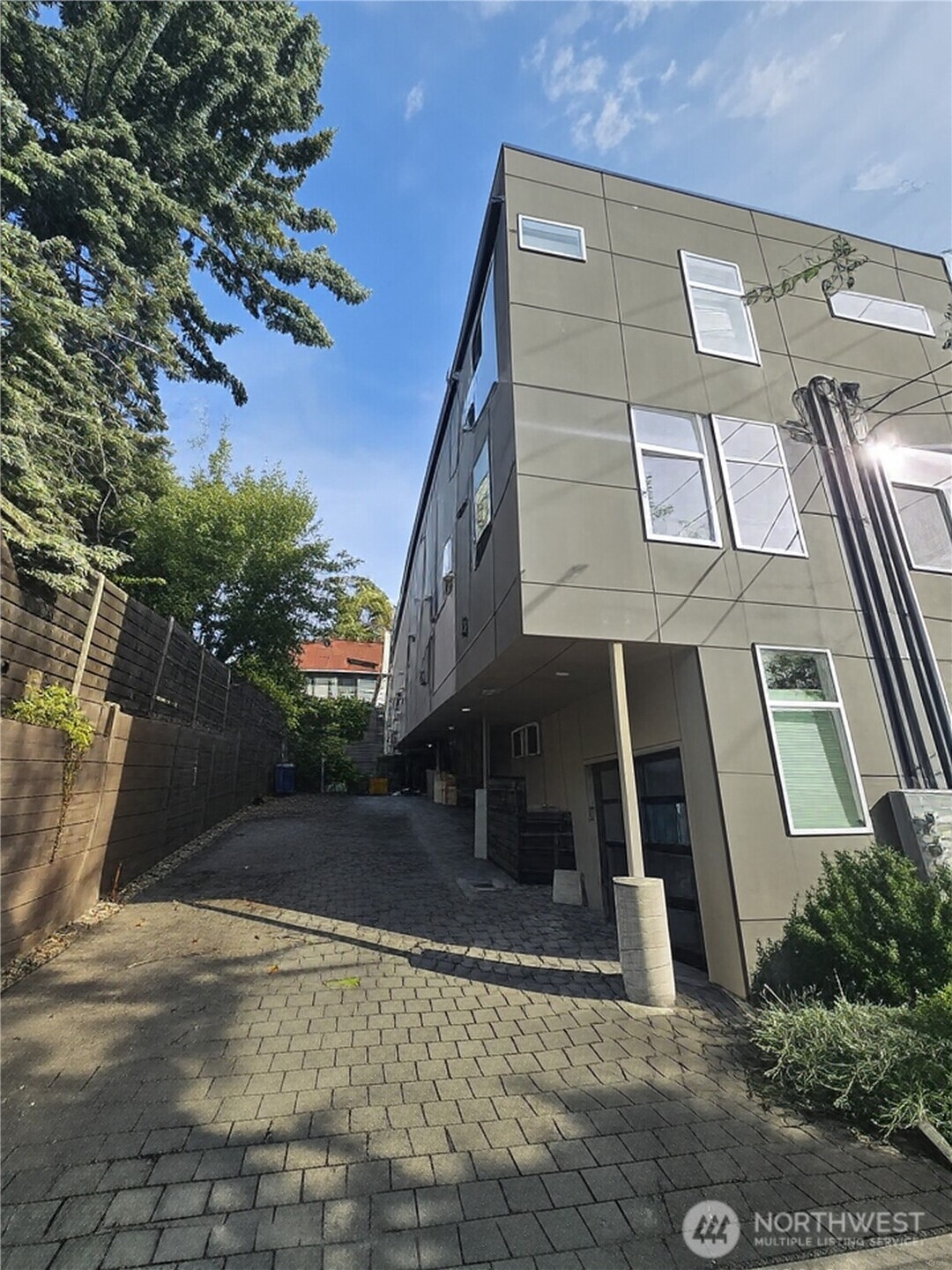 1602 East Marion Street Seattle, WA 98122 - Photo 26 of 28 a view of a large building