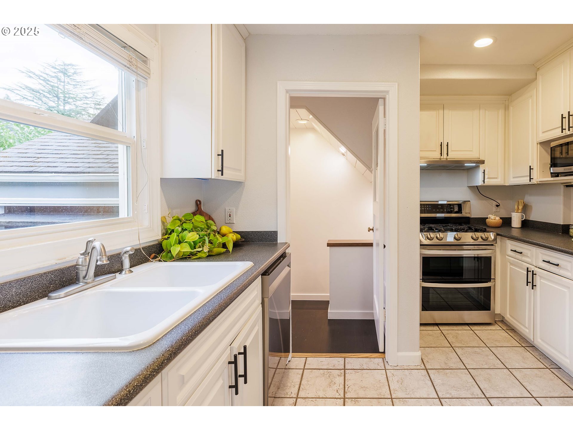 3028 Southwest Flower Terrace Portland, OR 97239 - Photo 6 of 34 Gallery Image 6