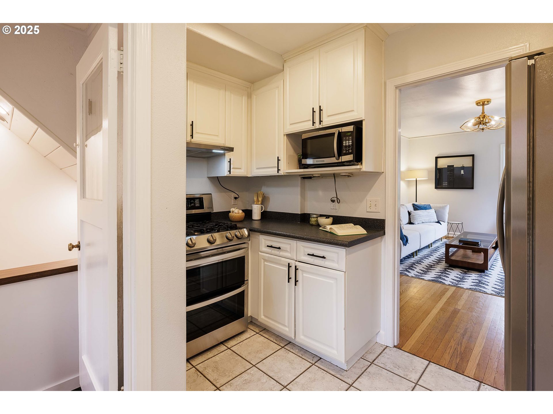 3028 Southwest Flower Terrace Portland, OR 97239 - Photo 7 of 34 Gallery Image 7