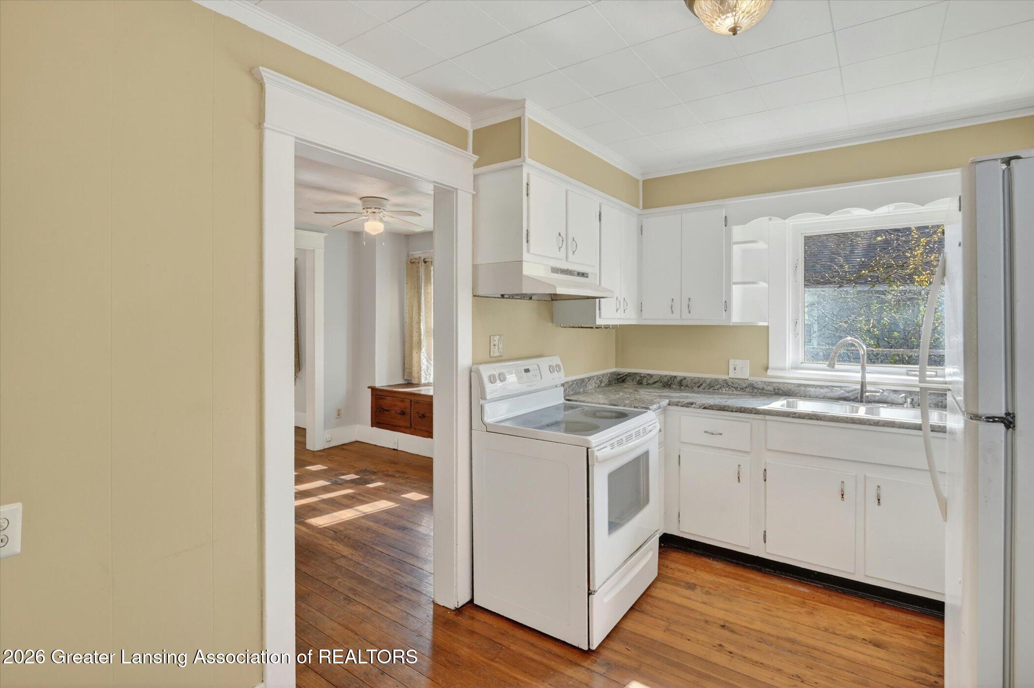 702 East Cavanaugh Road Lansing, MI 48910 - Photo 12 of 41 12-702E-Cavanaugh-Rd-Windowstill
