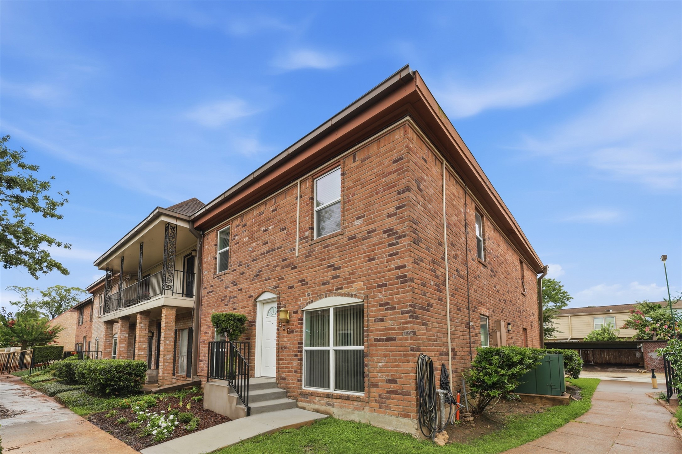 811 Threadneedle Street, Unit 287 Houston, TX 77079 - Photo 2 of 16 Corner-unit exterior with convenient access to clubhouse, pool, and tennis courts.