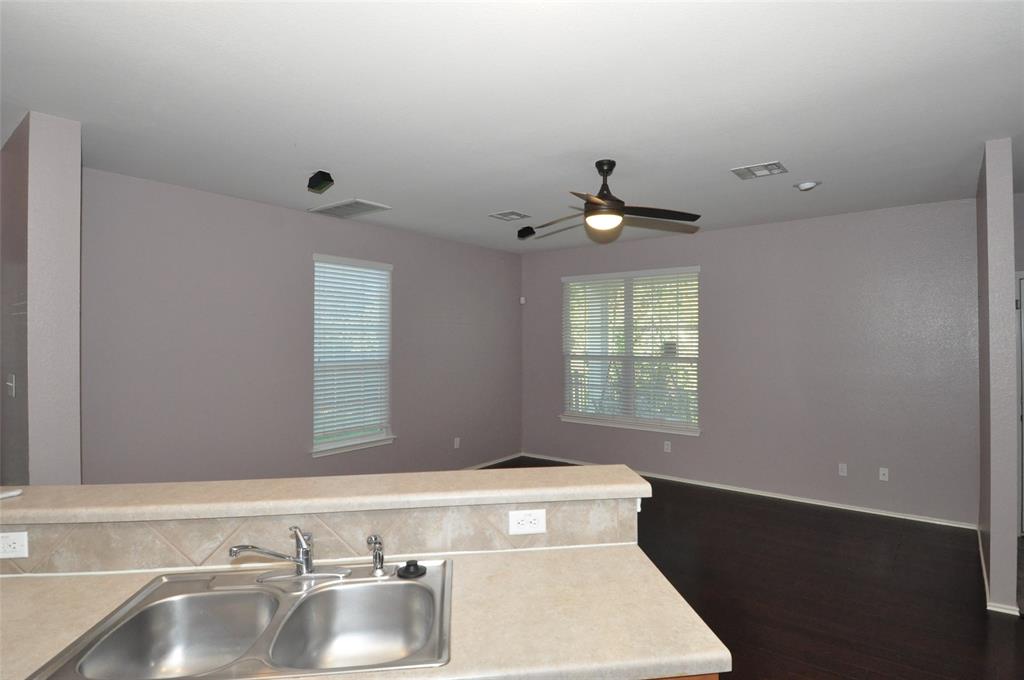 1900 Scofield Ridge Parkway, Unit 5403 Austin, TX 78727 - Photo 4 of 26 a bathroom with a bathtub and a sink