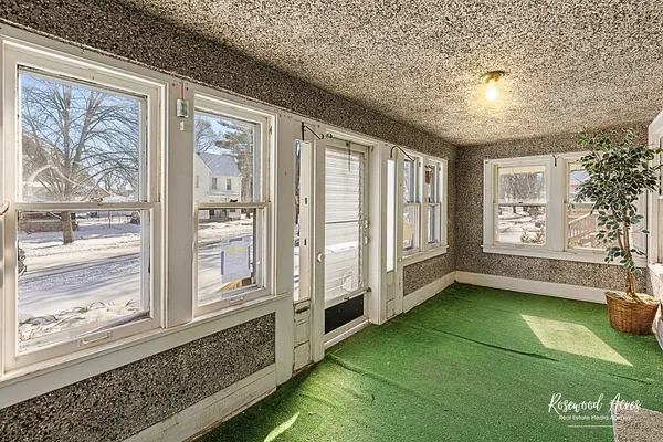 a view of entryway with workspace