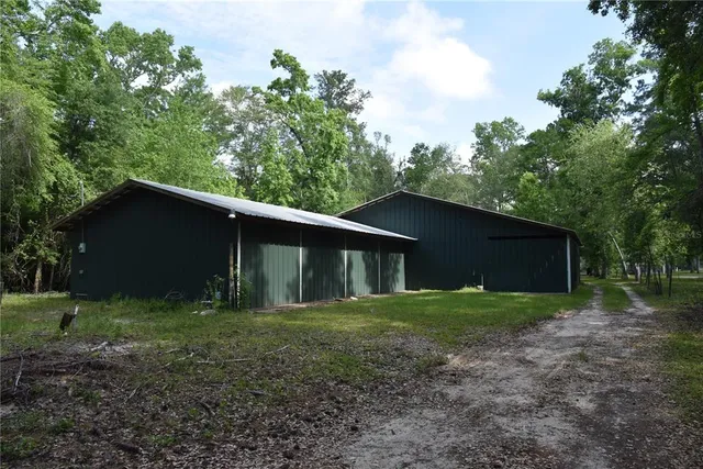 a house view with backyard space