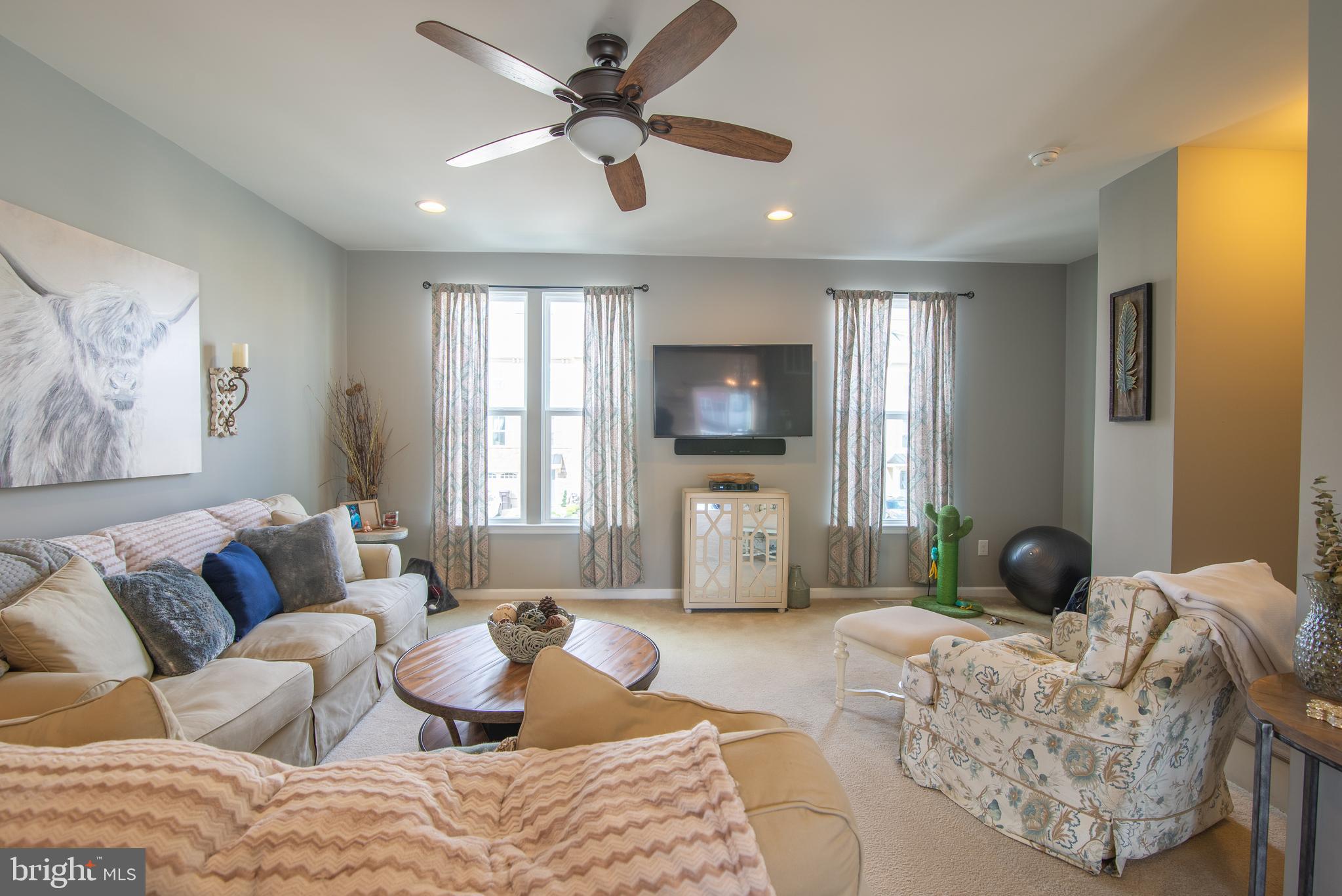 327 Iannelli Road Clarksboro, NJ 08020 - Photo 7 of 16 Living room middle level