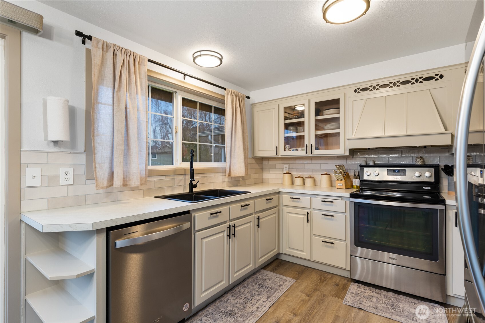 882 Southwest McCrohan Street Oak Harbor, WA 98277 - Photo 10 of 38