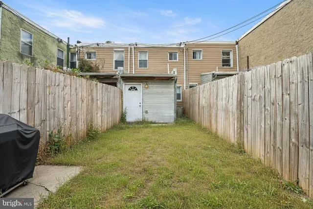 a view of a house with a backyard
