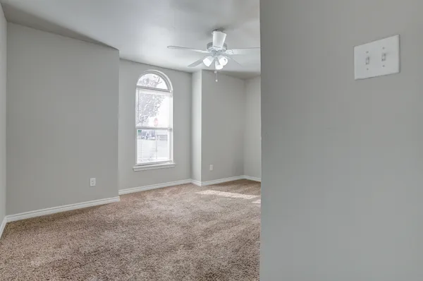 a view of entryway with window