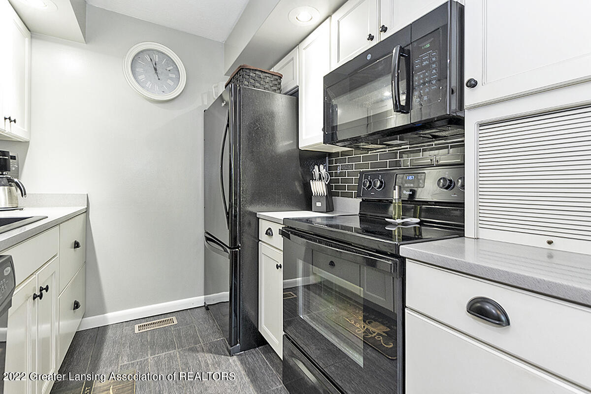 121 East Jolly Road, Unit D1 Lansing, MI 48910 - Photo 11 of 24 11