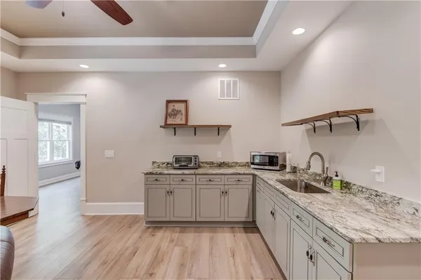 a view of a backyard